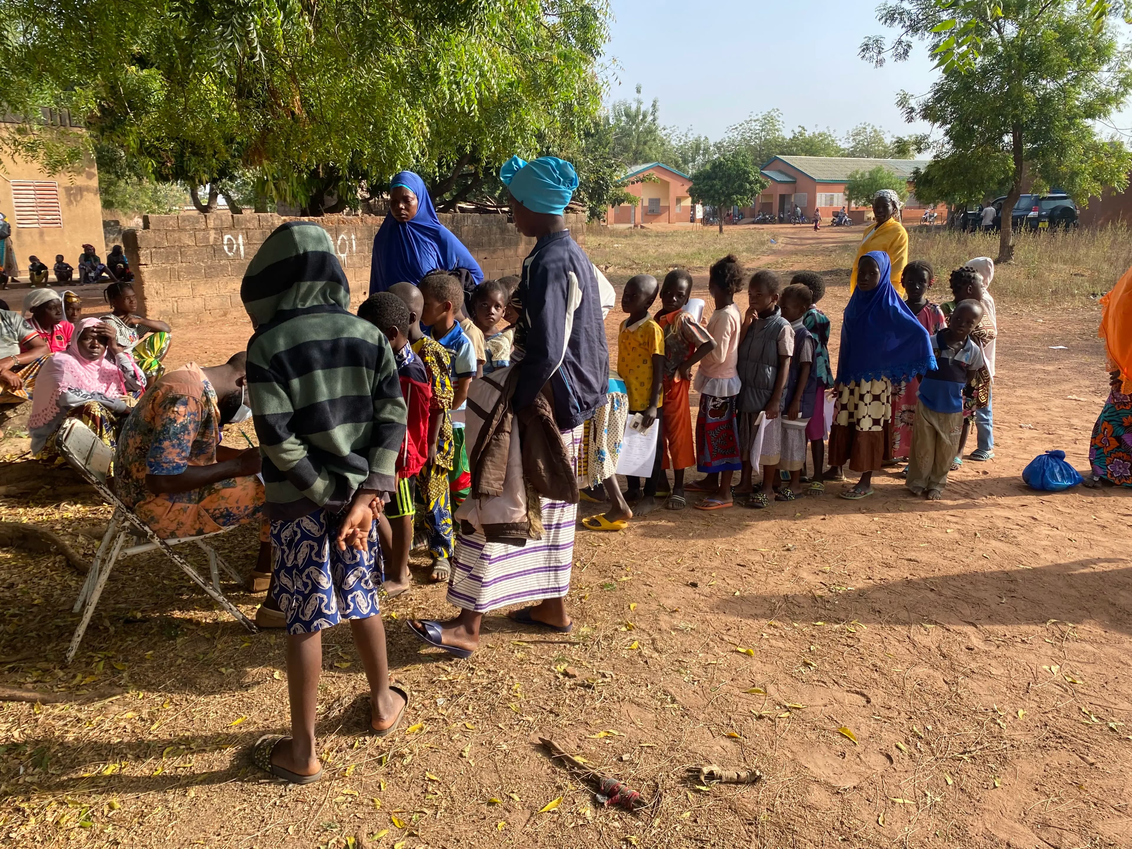 Rassemblement communautaire dans un village du district d’étude